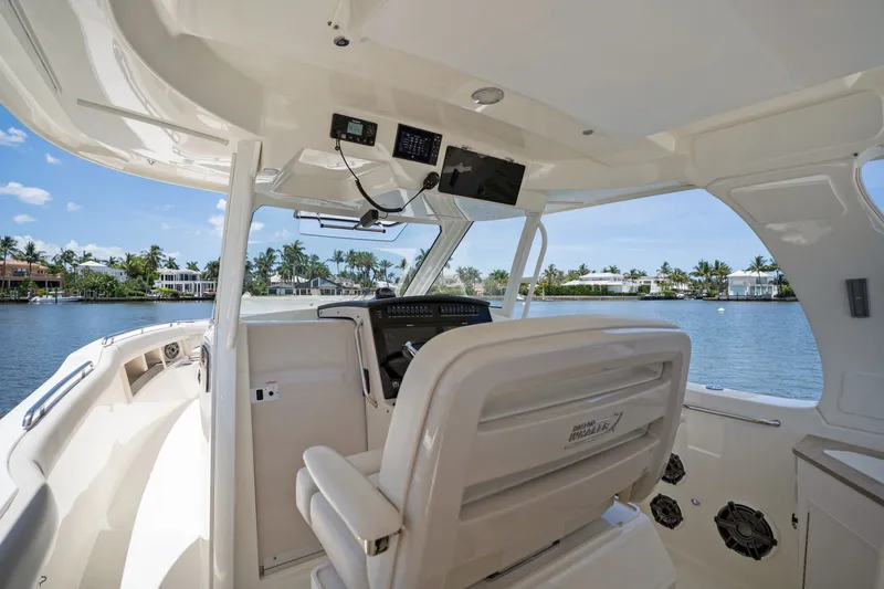 Slide: The Image of Boston Whaler 350 REALM 2022 - 26