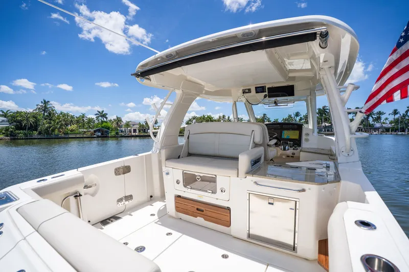 Slide: The Image of Boston Whaler 350 REALM 2022 - 29