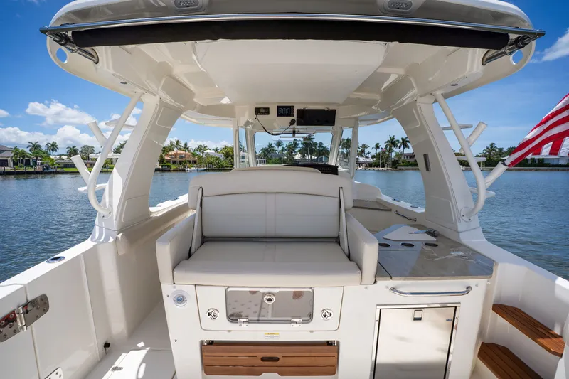 Slide: The Image of Boston Whaler 350 REALM 2022 - 30