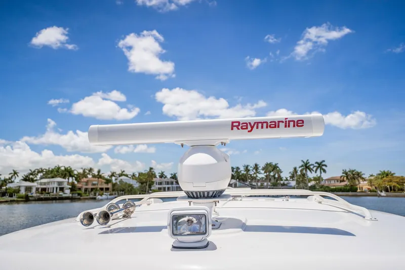 Slide: The Image of Boston Whaler 350 REALM 2022 - 34