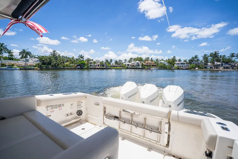Slide: The Image of Boston Whaler 350 REALM 2022 - 35