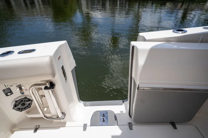 Slide: The Image of Boston Whaler 350 REALM 2022 - 38