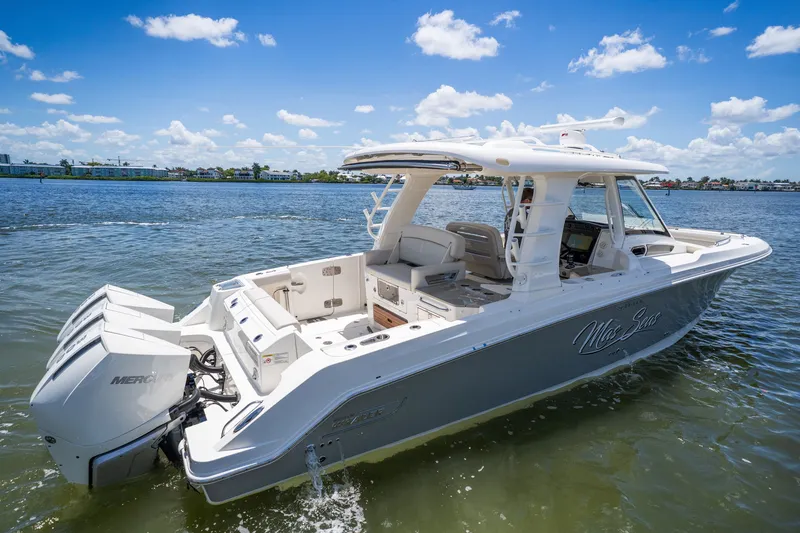 Slide: The Image of Boston Whaler 350 REALM 2022 - 4