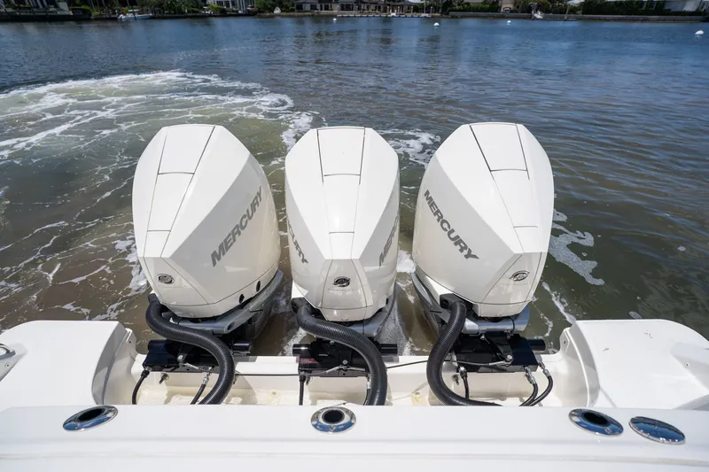 Slide: The Image of Boston Whaler 350 REALM 2022 - 40
