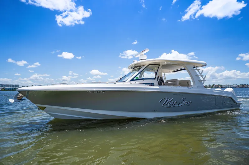Slide: The Image of Boston Whaler 350 REALM 2022 - 6