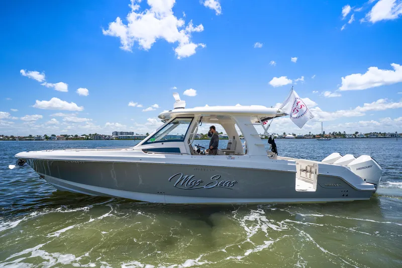 Slide: The Image of Boston Whaler 350 REALM 2022 - 7