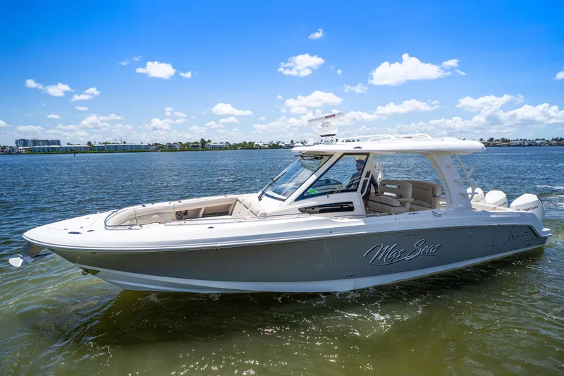 Slide: The Image of Boston Whaler 350 REALM 2022 - 8