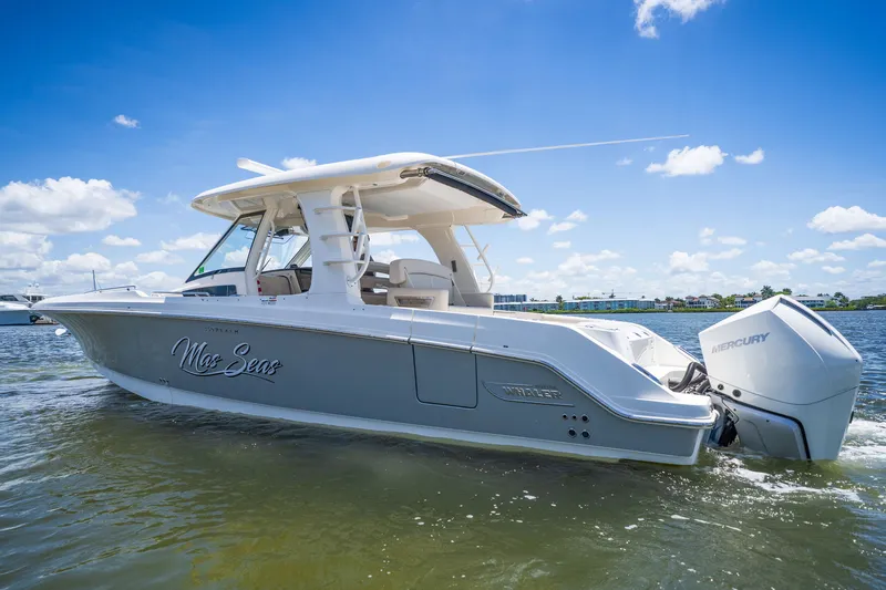 Slide: The Image of Boston Whaler 350 REALM 2022 - 9