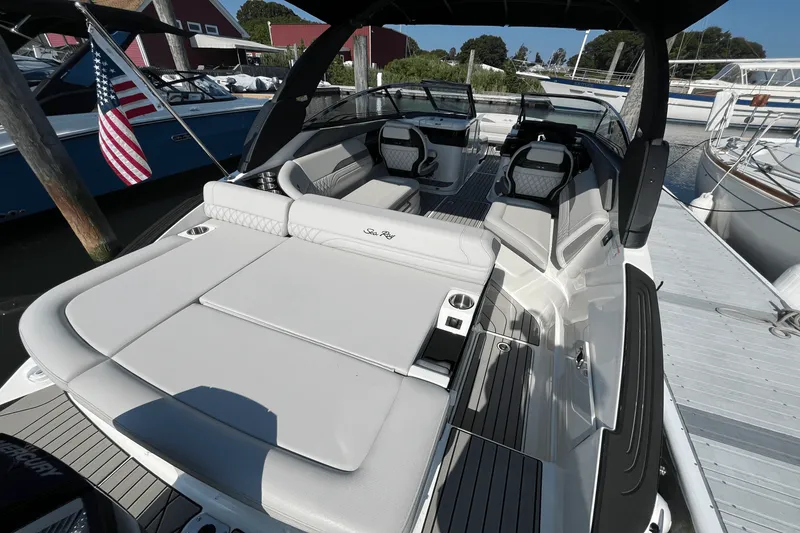 Slide: The Image of Sea Ray SLX 260 Outboard 2025 - 12