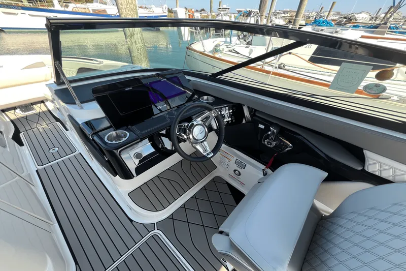 Slide: The Image of Sea Ray SLX 260 Outboard 2025 - 17