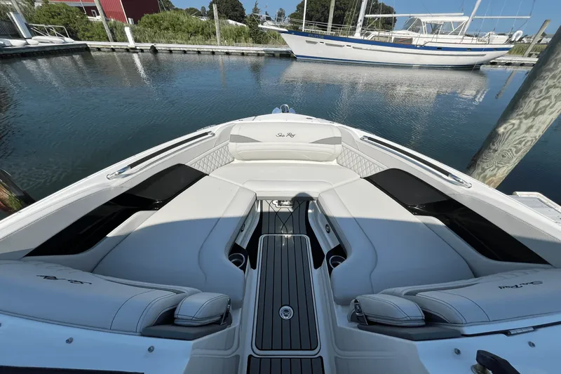 Slide: The Image of Sea Ray SLX 260 Outboard 2025 - 19