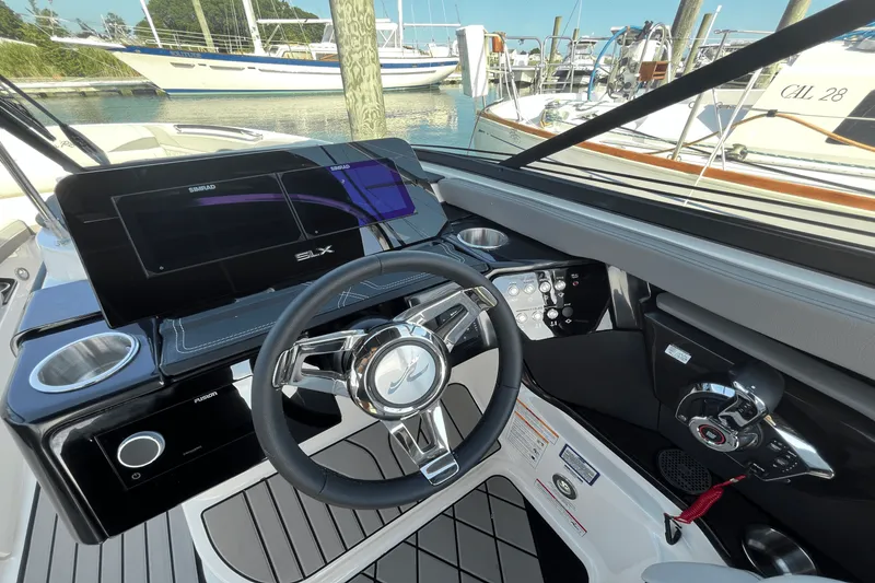 Slide: The Image of Sea Ray SLX 260 Outboard 2025 - 20