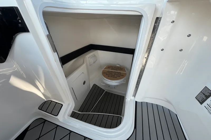 Slide: The Image of Sea Ray SLX 260 Outboard 2025 - 21