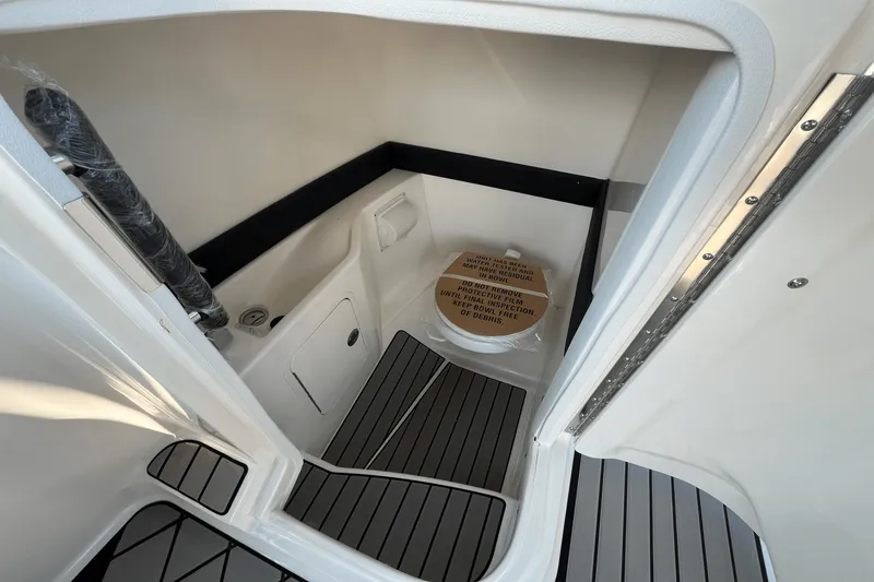 Slide: The Image of Sea Ray SLX 260 Outboard 2025 - 22