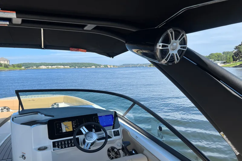 Slide: The Image of Sea Ray SDX 270 2025 - 30
