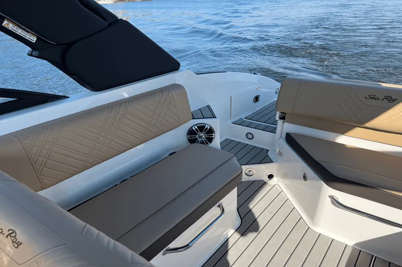 Slide: The Image of Sea Ray SDX 270 2025 - 5