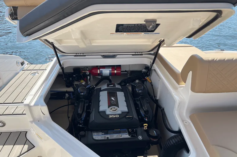 Slide: The Image of Sea Ray SDX 270 2025 - 31