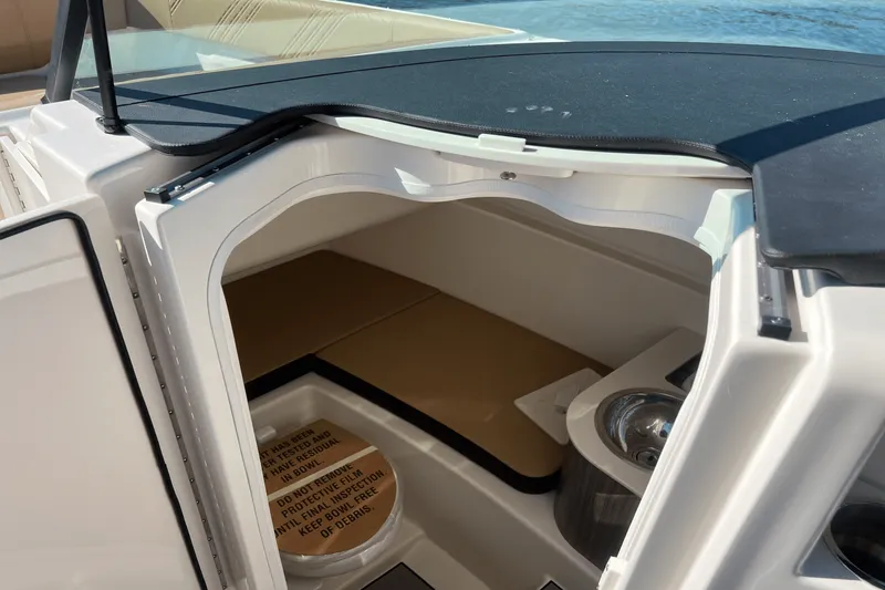 Slide: The Image of Sea Ray SDX 270 2025 - 25