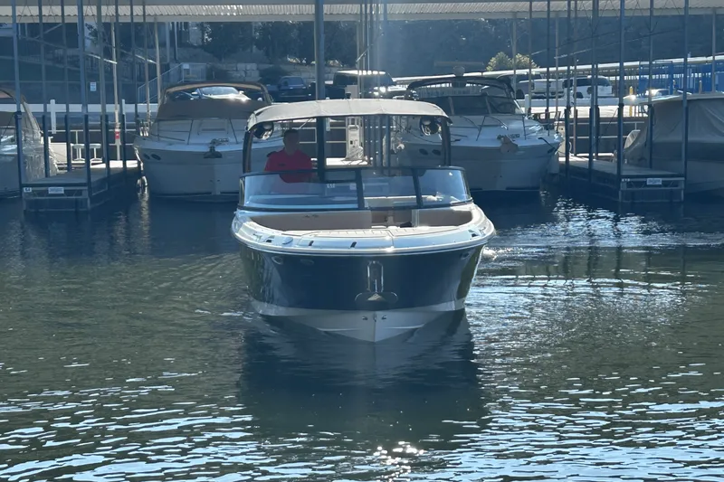 Slide: The Image of Sea Ray SDX 270 2025 - 2