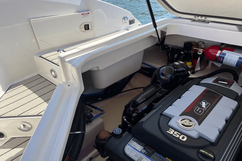 Slide: The Image of Sea Ray SDX 270 2025 - 32