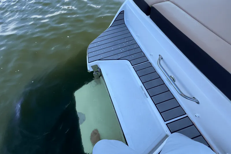 Slide: The Image of Sea Ray SDX 270 2025 - 17