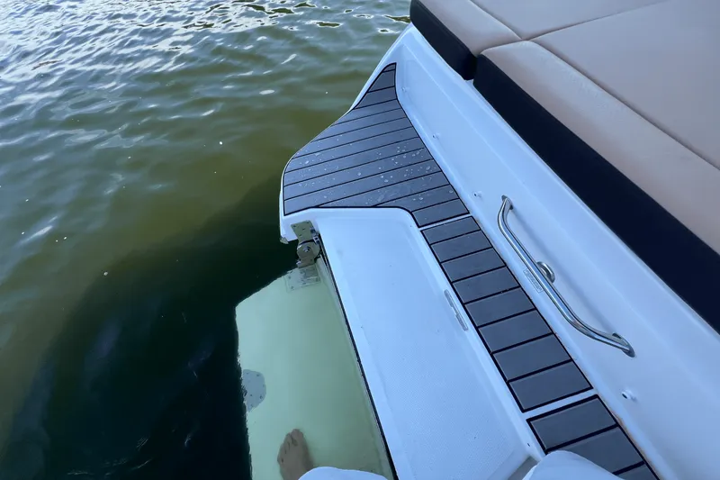 Slide: The Image of Sea Ray SDX 270 2025 - 18