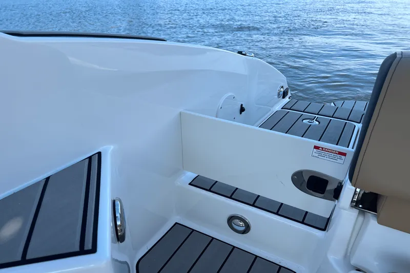 Slide: The Image of Sea Ray SDX 270 2025 - 16