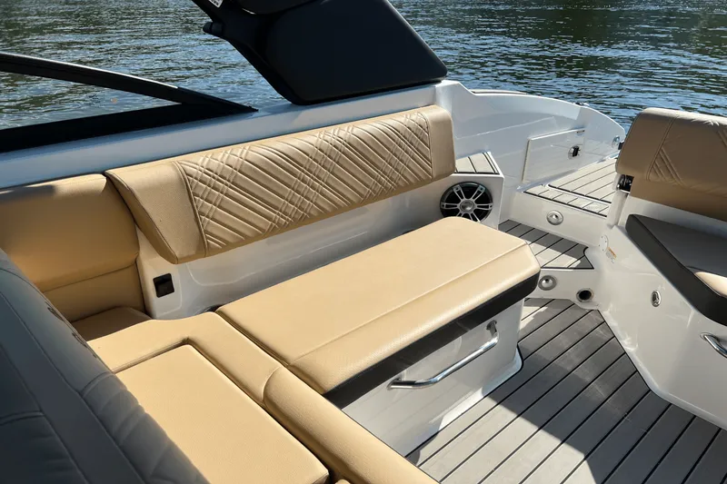 Slide: The Image of Sea Ray SDX 270 2025 - 29