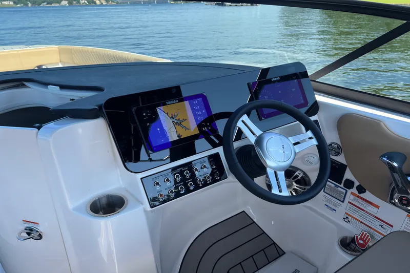 Slide: The Image of Sea Ray SDX 270 2025 - 10