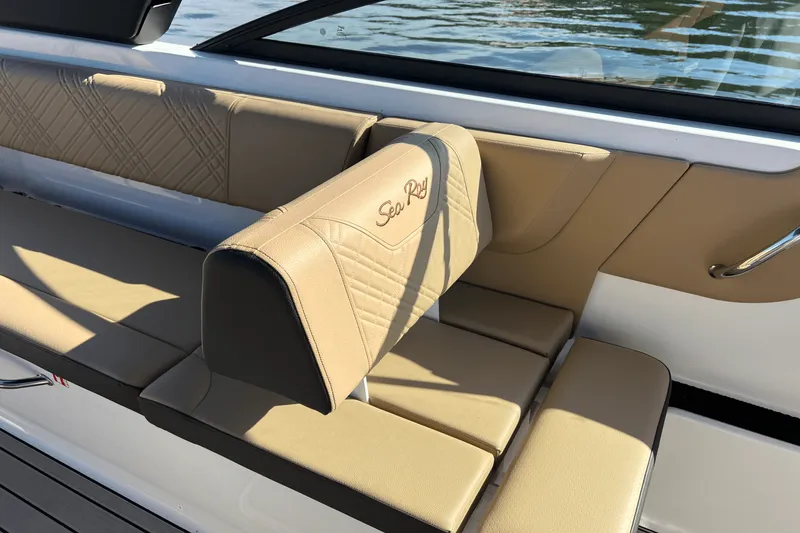 Slide: The Image of Sea Ray SDX 270 2025 - 12