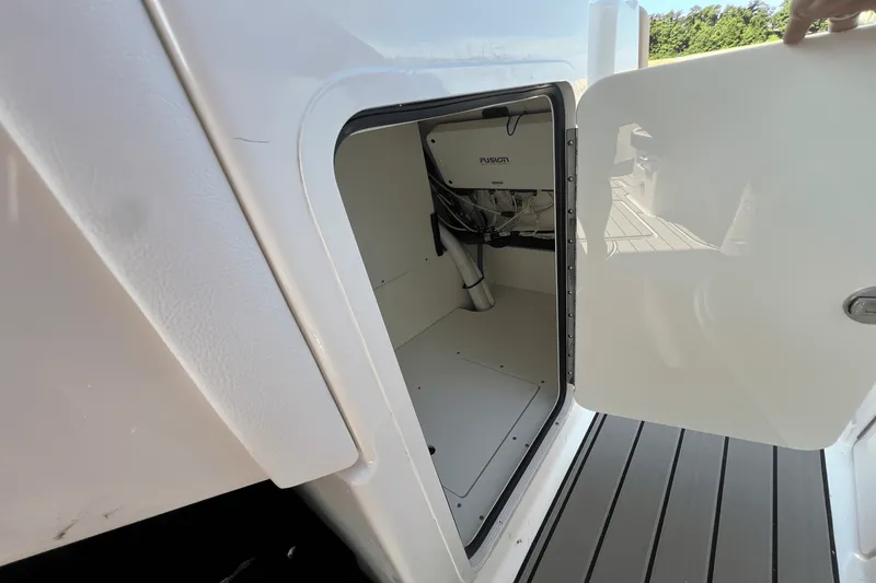Slide: The Image of Sea Ray SDX 270 2025 - 35