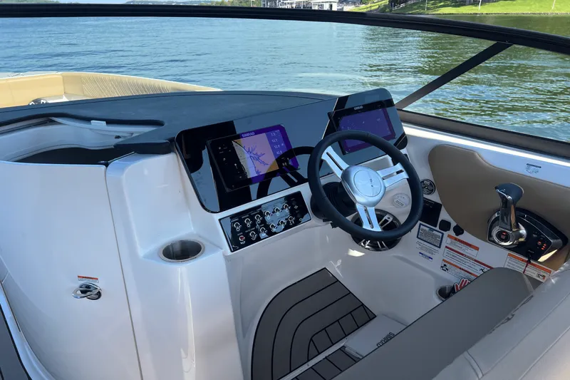 Slide: The Image of Sea Ray SDX 270 2025 - 9