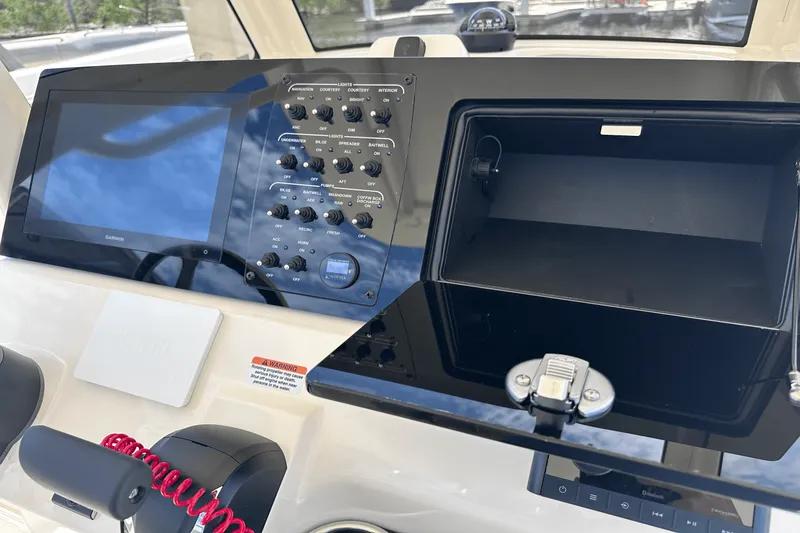 Slide: The Image of Scout 240 XSF 2026 - 16