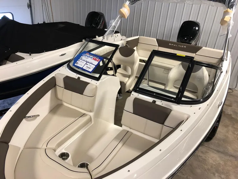 Slide: The Image of Bayliner 180 Bowrider 2018 - 10