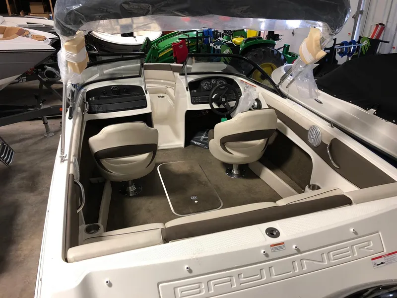 Slide: The Image of Bayliner 180 Bowrider 2018 - 11