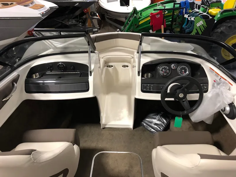 Slide: The Image of Bayliner 180 Bowrider 2018 - 12