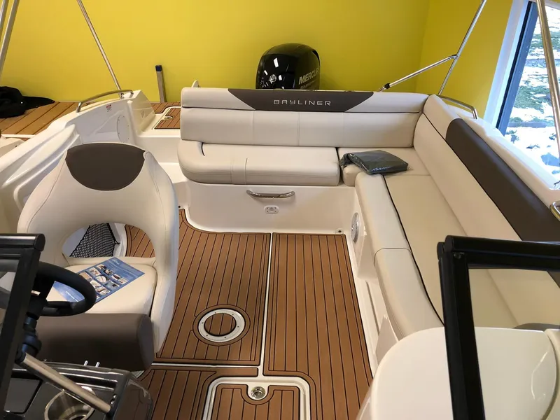 Slide: The Image of Bayliner 210 Deck Boat 2019 - 5