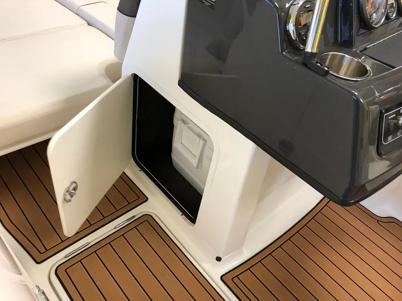 Slide: The Image of Bayliner 210 Deck Boat 2019 - 7
