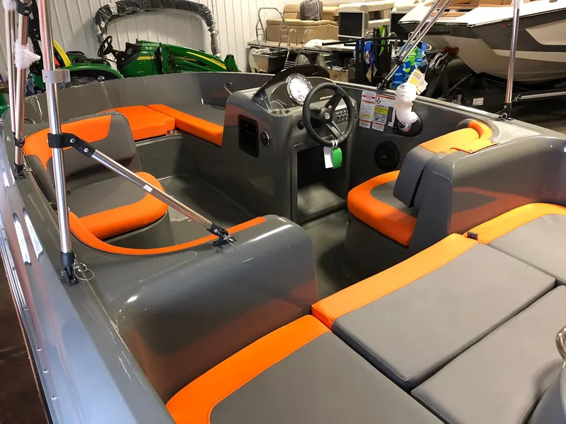 Slide: The Image of Bayliner E16 2019 - 5