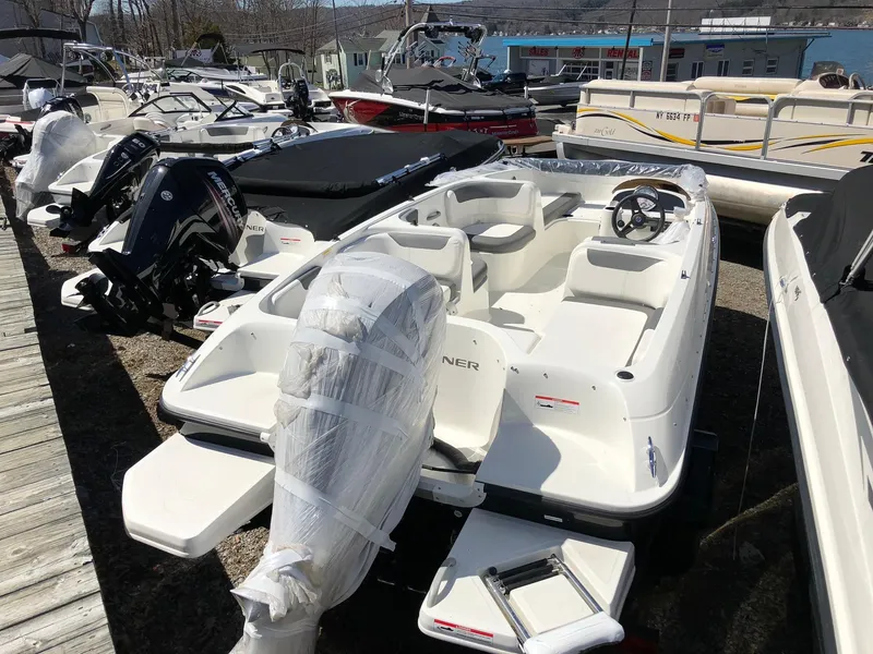 Slide: The Image of Bayliner E18 2018 - 2