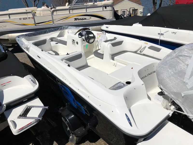 Slide: The Image of Bayliner E18 2018 - 3