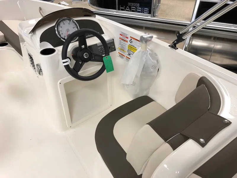 Slide: The Image of Bayliner E18 2019 - 4