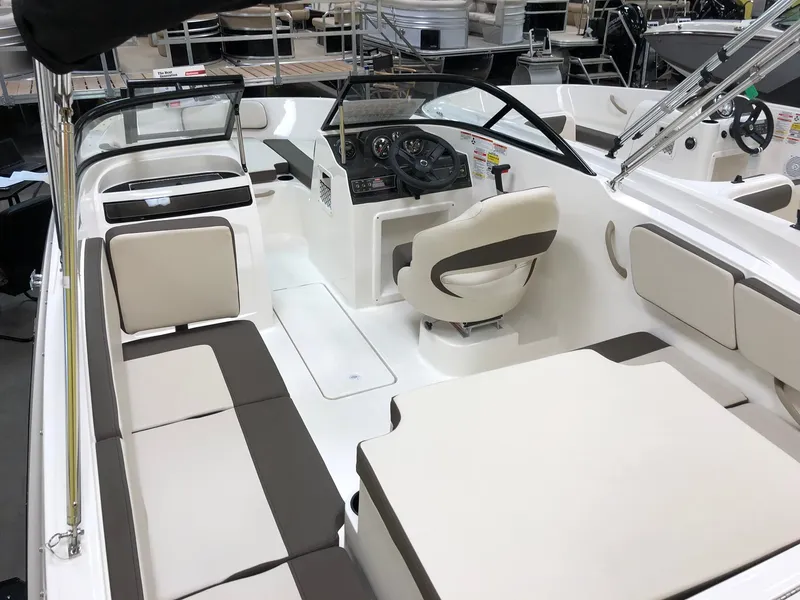 Slide: The Image of Bayliner VR4 2019 - 3