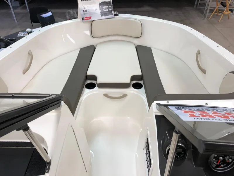Slide: The Image of Bayliner VR4 2019 - 4