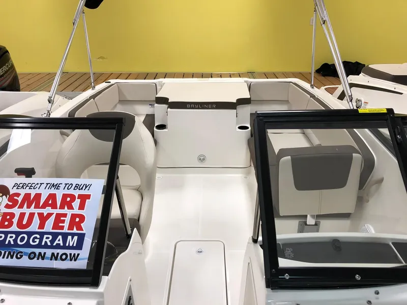 Slide: The Image of Bayliner VR4 2019 - 5
