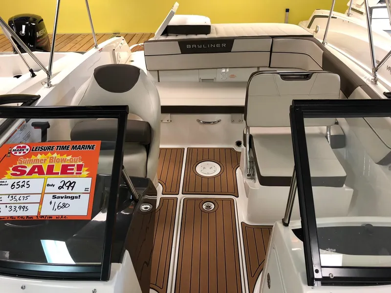 Slide: The Image of Bayliner VR 5 2019 - 6