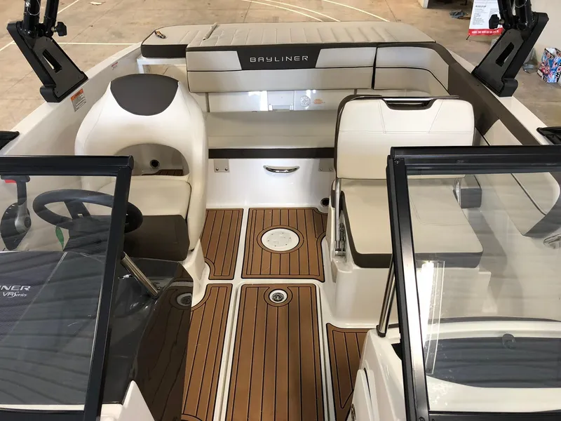 Slide: The Image of Bayliner VR 5 2019 - 3