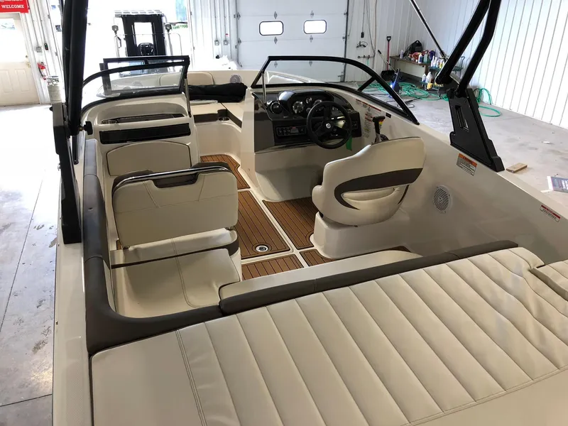 Slide: The Image of Bayliner VR 5 2019 - 4