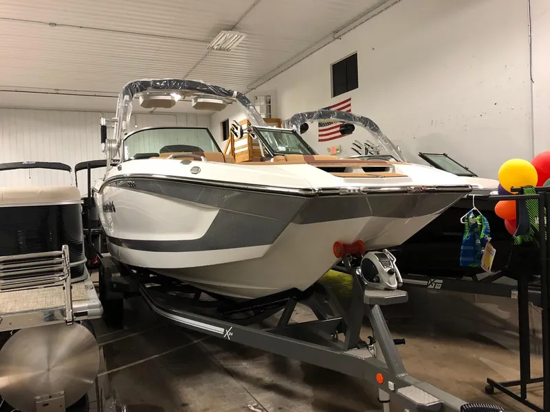 Slide: The Image of MasterCraft X24 2019 - 1