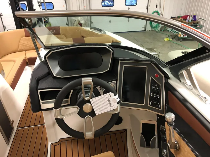 Slide: The Image of MasterCraft X24 2019 - 11